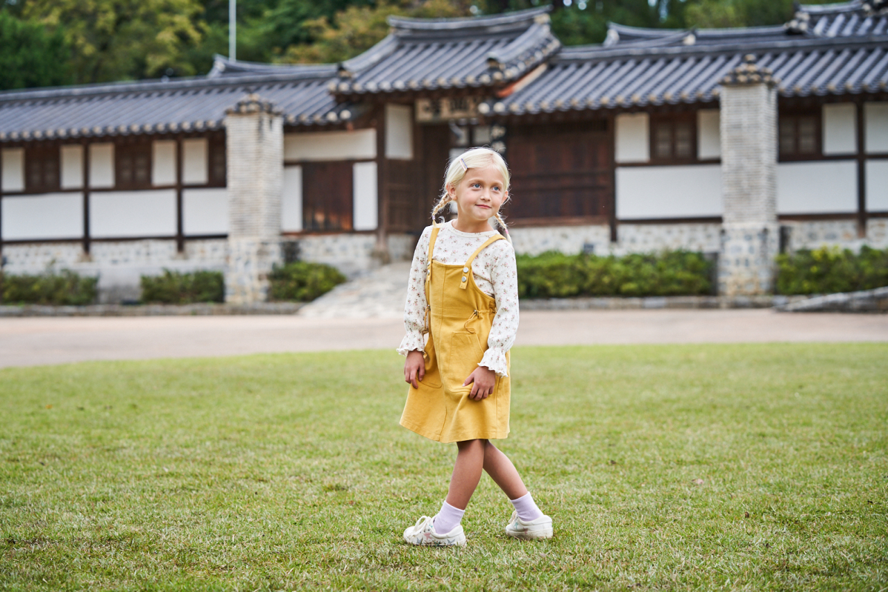한국내 문화유산방문캠페인 방콕 한옥 영상-선교장을 배경으로 노는 서양 어린이