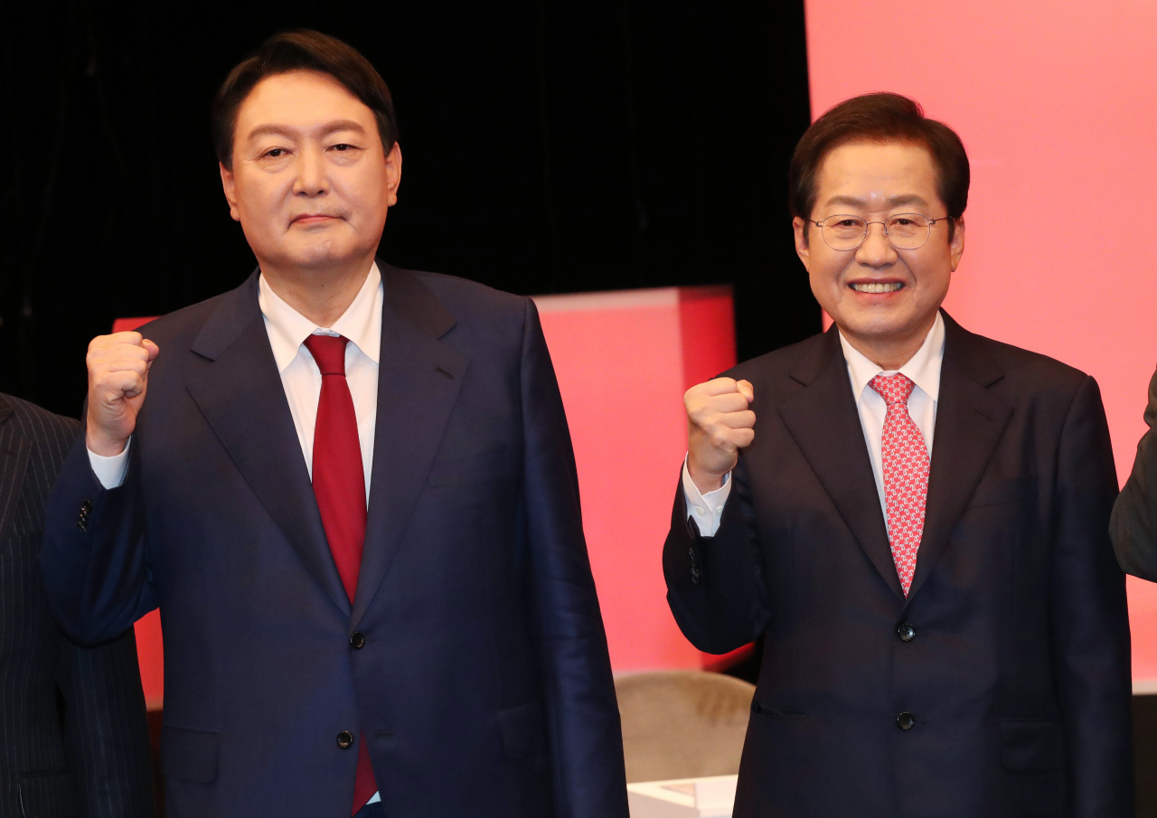 국민의힘 대선 경선 후보인 윤석열 전 검찰총장과 홍준표 의원이 지난 25일 오후 대전시 서구 만년동 KBS대전방송총국에서 열린 국민의힘 대전·세종·충남·충북지역 대선 경선 후보 합동토론회 시작 전 기념사진을 찍고 있다. [연합]