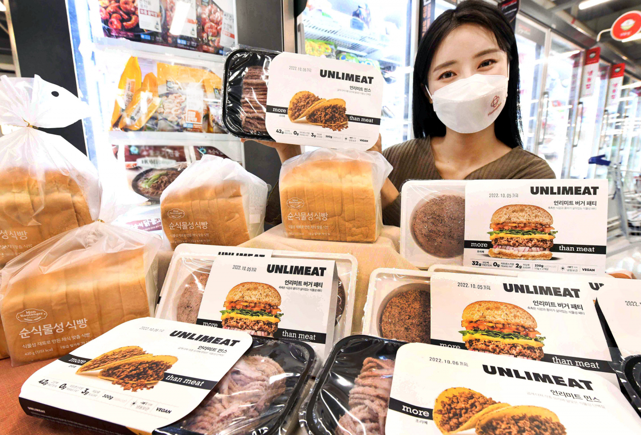 홈플러스가 매장 내 ‘비건존(Vegan Zone)‘을 조성하고, 순식물성 식빵을 새롭게 론칭하는 등 비건(채식주의) 시장 공략에 나선다. [홈플러스 제공]