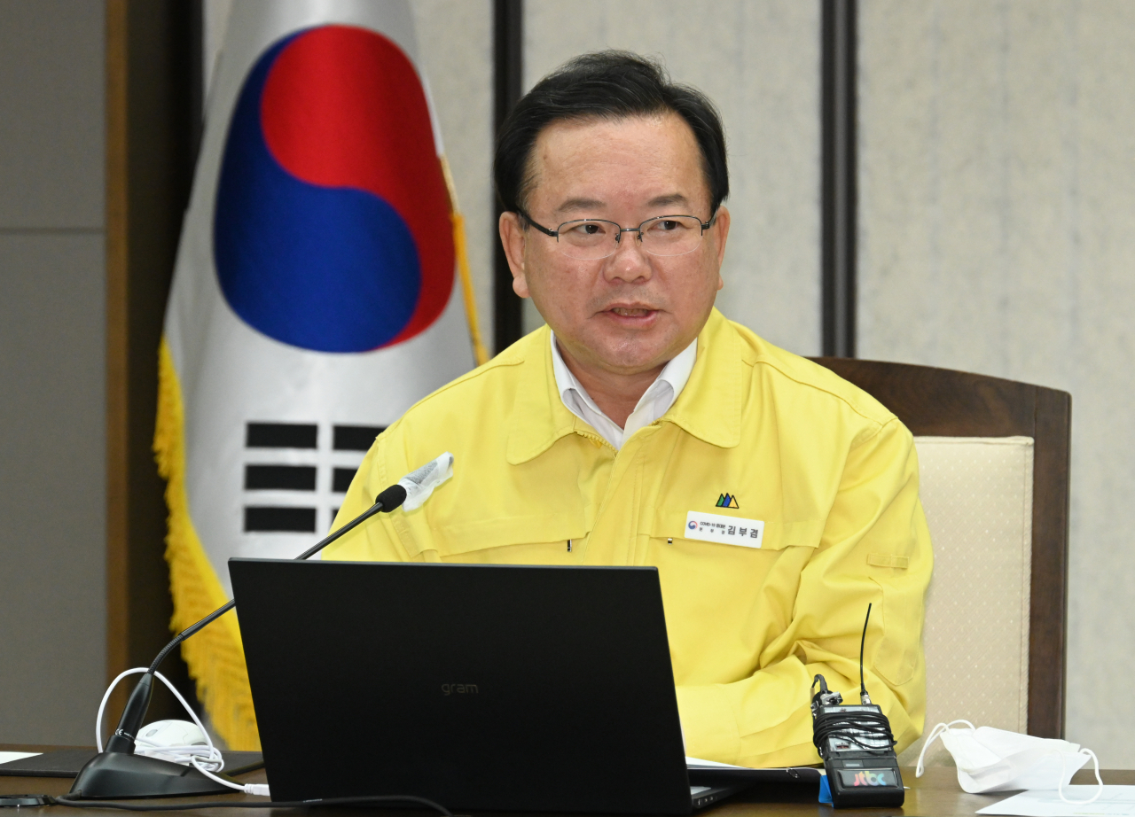 김부겸 국무총리가 26일 오전 정부세종청사에서 열린 코로나19 대응 중앙재난안전대책본부회의를 주재하며 발언하고 있다. ［연합］