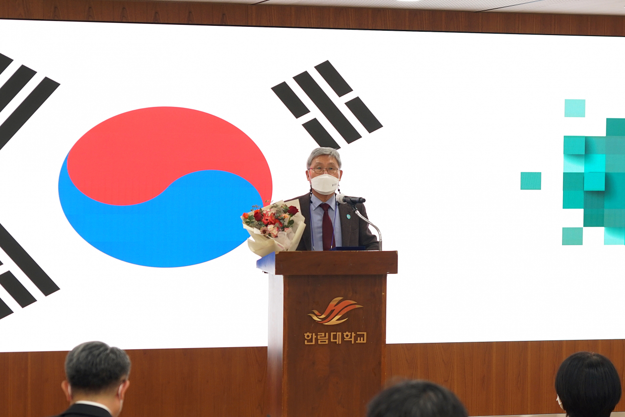김학수 DGIST 초빙석좌교수가 한국언론학회 제47대 정기총회에서 ‘2021 우수논문상’을 수상했다.[DGIST 제공]