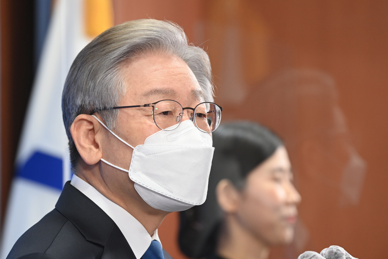 더불어민주당 대선 후보인 이재명 경기도지사가 25일 오전 경기도 수원시 경기도청에서 퇴임 기자회견을 하고 있다. 연합뉴스