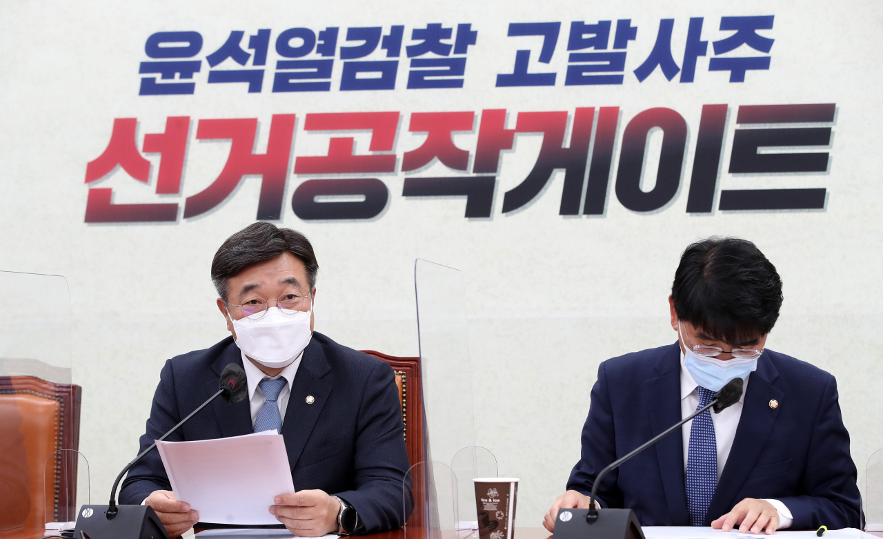 윤호중 더불어민주당 원내대표가 26일 오전 국회에서 열린 원내대책회의에서 발언하고 있다. [이상섭 기자]