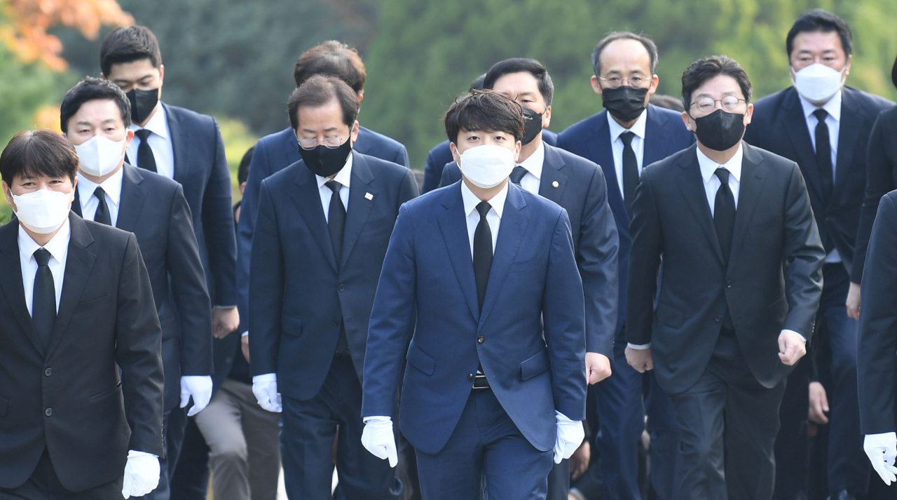 이준석 국민의힘 대표(앞줄 가운데)와 원희룡, 홍준표, 유승민 대선 경선 후보가 26일 오전 서울 동작구 국립서울현충원을 방문, 고(故) 박정희 전 대통령 묘역을 참배하고 있다. [연합]