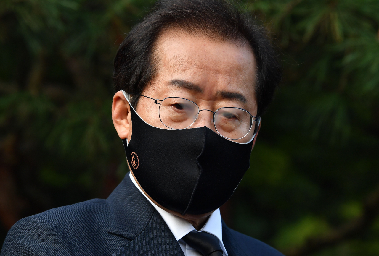 홍준표 국민의힘 대선 경선 후보가 26일 오전 서울 동작구 국립서울현충원의 고(故) 박정희 전 대통령 묘역 참배를 마친 뒤 취재진의 질문에 답하고 있다. [연합]