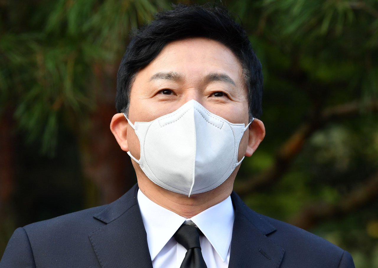 원희룡 국민의힘 대선 경선 후보가 26일 오전 서울 동작구 국립서울현충원의 고(故) 박정희 전 대통령 묘역 참배를 마친 뒤 취재진의 질문에 답하고 있다. [연합]