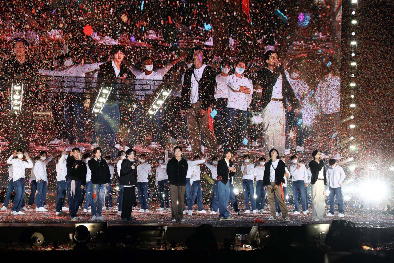 그룹 방탄소년단(BTS)이 지난 24일 열린 온라인 콘서트 'BTS 퍼미션 투 댄스 온 스테이지'에서 공연을 펼치고 있다. [연합뉴스 제공]