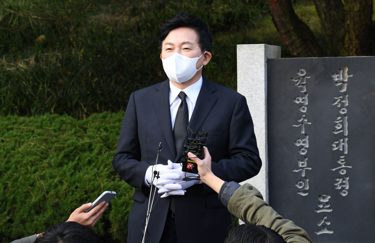 원희룡 국민의힘 대선 경선 후보가 26일 오전 서울 동작구 국립서울현충원을 방문, 고(故) 박정희 전 대통령 묘역을 참배한 뒤 기자들의 질문에 답하고 있다. [연합]