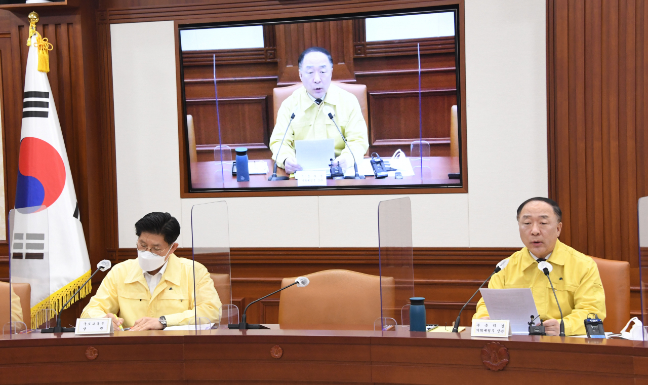 홍남기 (오른쪽) 부총리 겸 기획재정부 장관이 26일 서울 광화문 정부서울청사에서 열린 '제47차 비상경제 중앙대책본부 회의'를 주재, 모두발언을 하고 있다. ［기획재정부 제공］