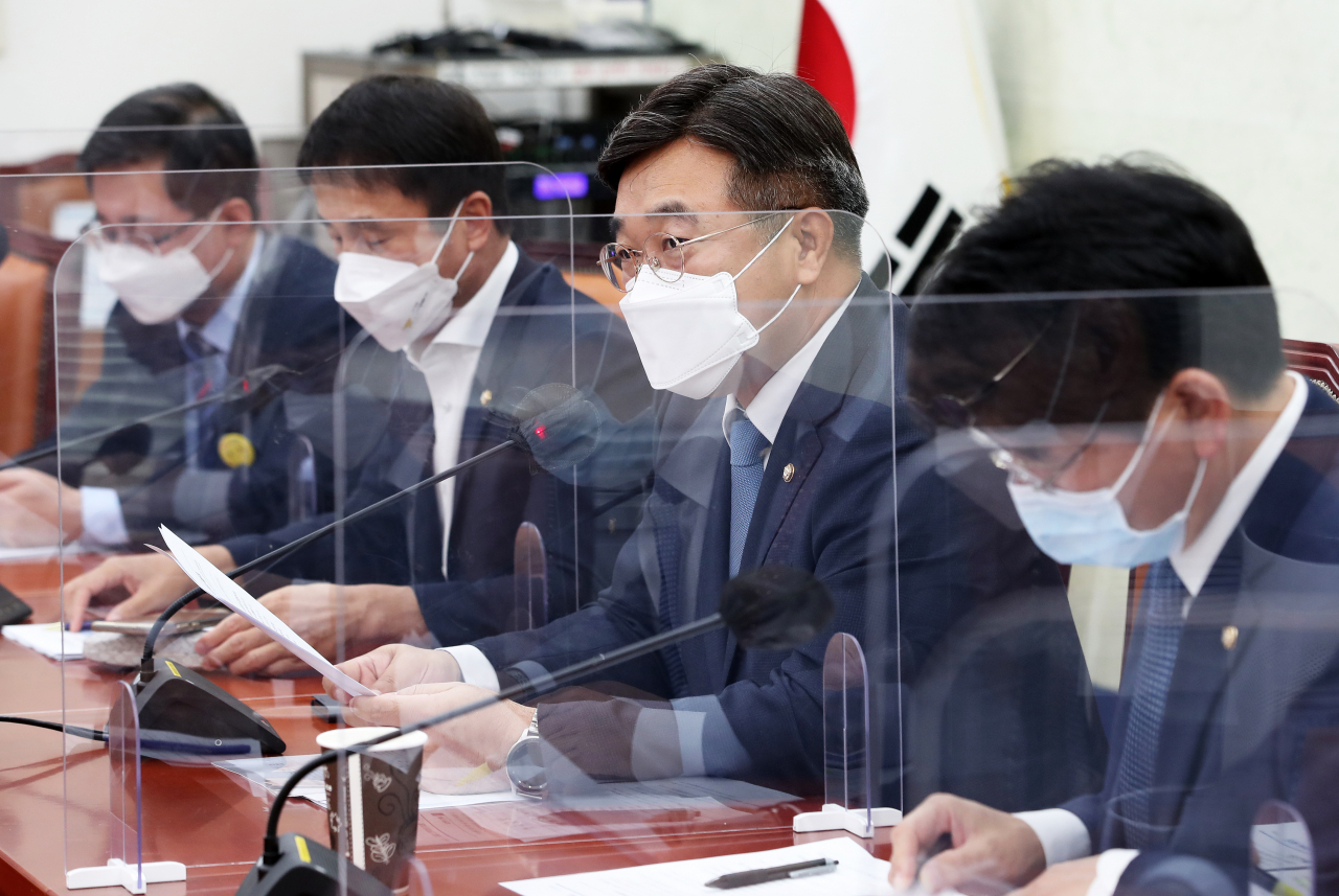 윤호중 더불어민주당 원내대표가 26일 오전 국회에서 열린 원내대책회의에서 발언하고 있다. [이상섭 기자]