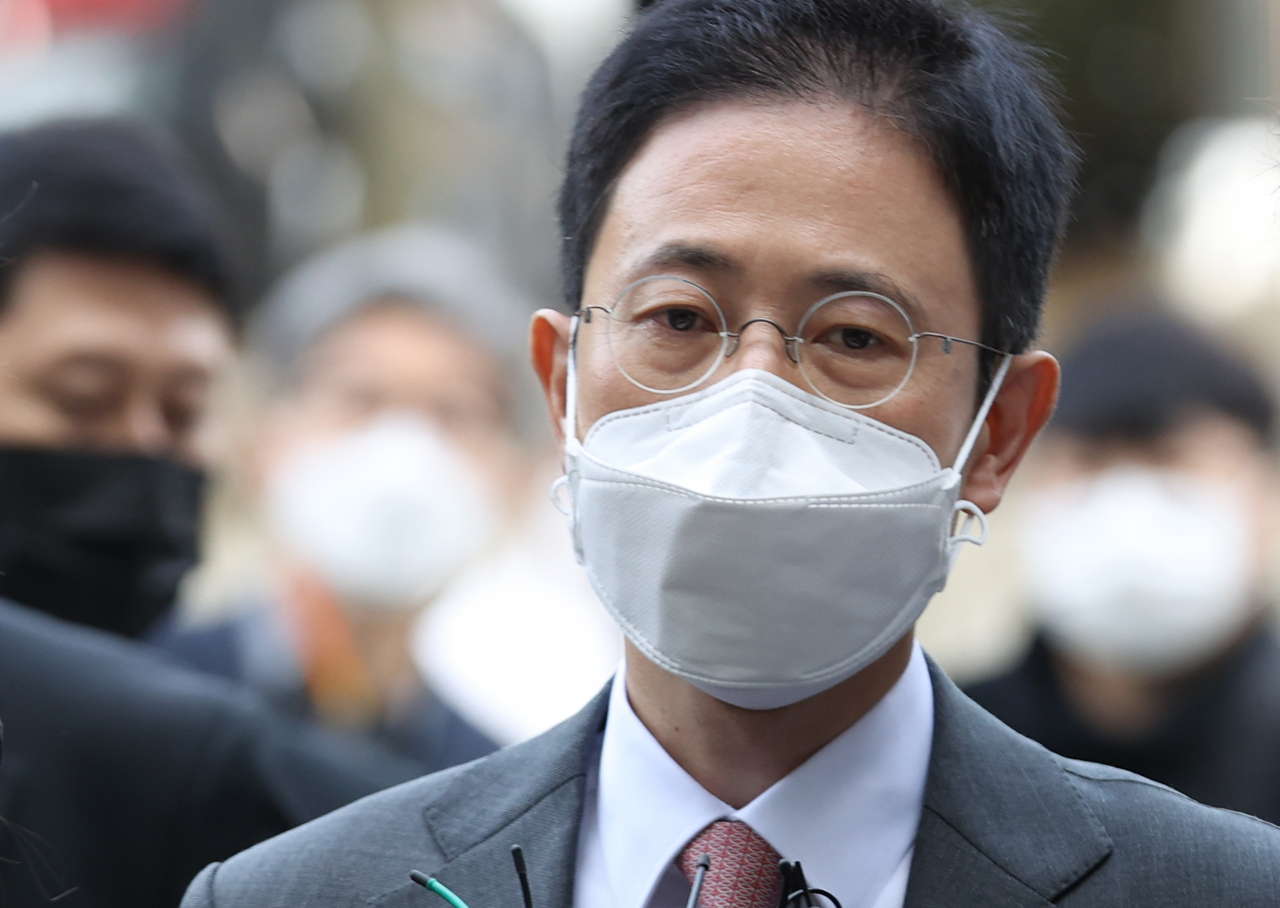 '고발 사주' 의혹의 핵심 인물인 손준성 전 대검찰청 수사정보정책관(현 대구고검 인권보호관)이 지난달 26일 오전 서울 서초구 서울중앙지법에서 열린 영장실질심사에 출석하기 위해 법정으로 향하고 있다. [연합]