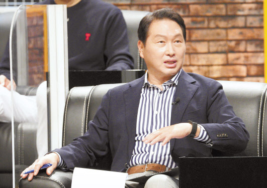 최태원 대한상의 회장이 지난 8월 SBS를 통해 방송된 국가발전 프로젝트 공모전의 맛보기 오디션인 ‘아이디어리그’에 심사위원으로 참여해 발언하고 있다. [대한상의 제공]