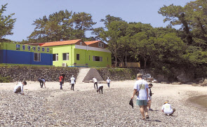 한국관광공사에서 지난 6월 시작해 오는 11월까지 일정으로, 이어지고 있는 ‘통영 연대도’탄소 없는 여행 비치코밍 현장
