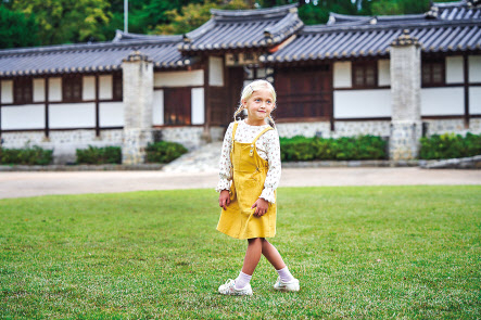 선교장을 배경으로 노는 서양 어린이