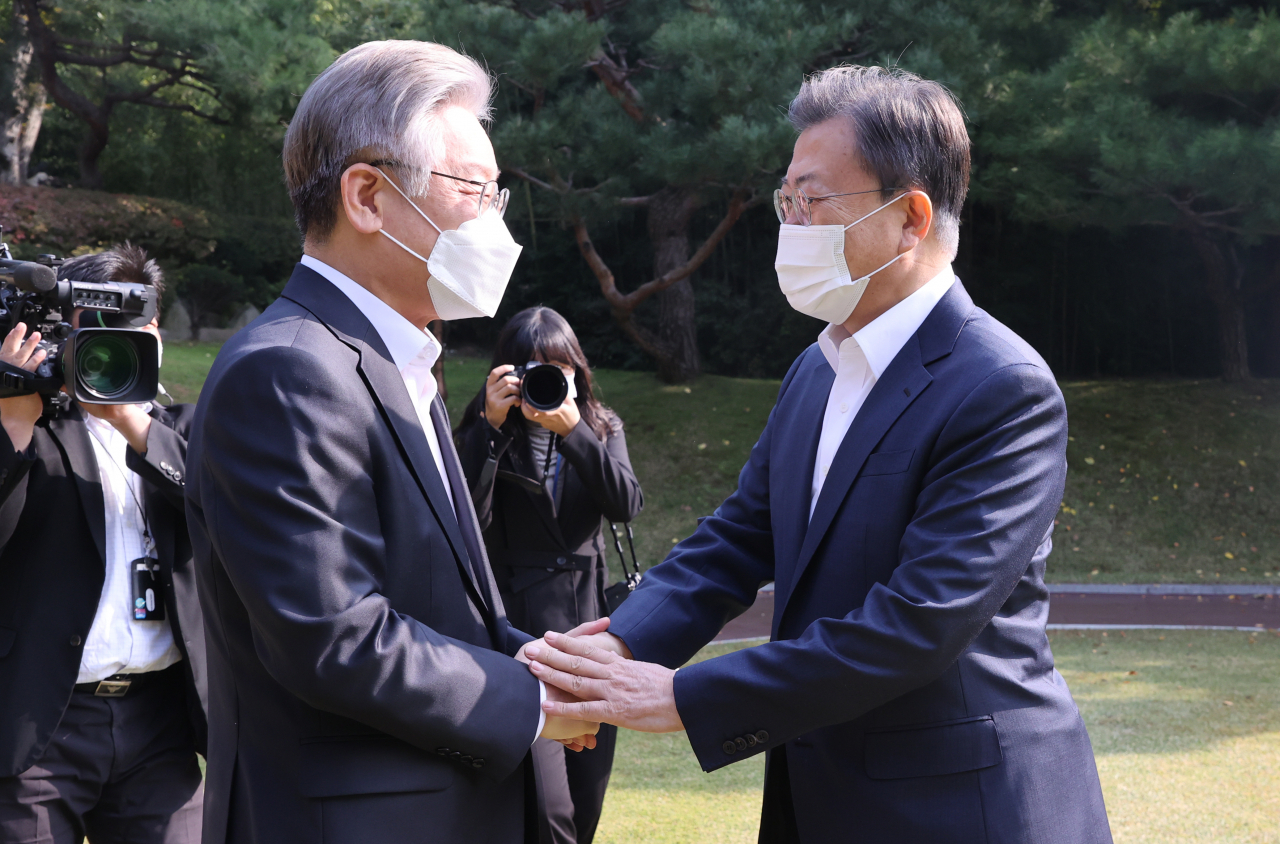 문재인 대통령이 26일 청와대 상춘재에서 더불어민주당 이재명 대통령 후보와 인사하고 있다. [연합]