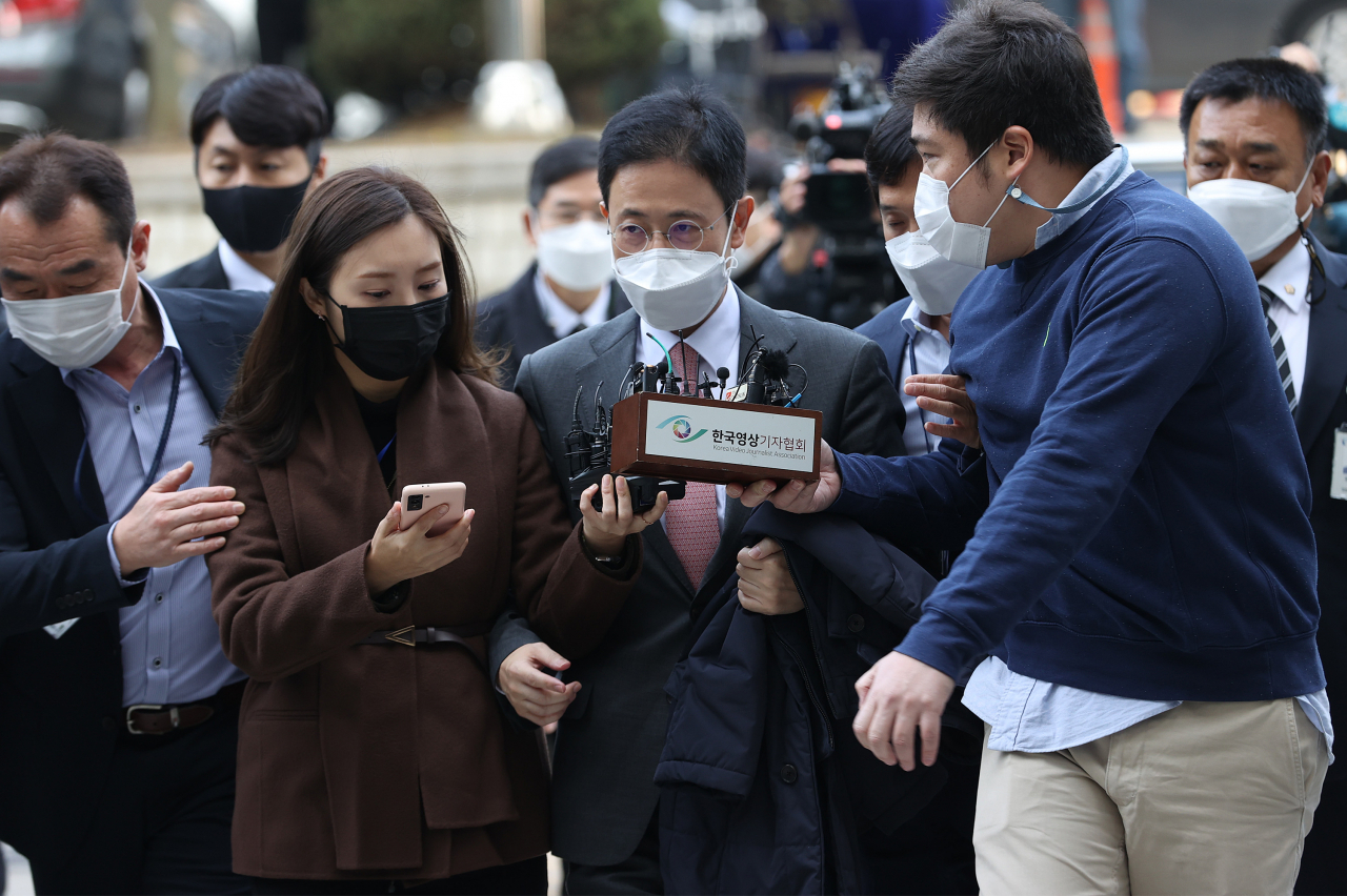 '고발 사주' 의혹의 핵심 인물인 손준성 대구고검 인권보호관(가운데)이 26일 오전 서울 서초구 서울중앙지법에서 열린 영장실질심사에 출석하기 위해 법정으로 향하고 있다. [연합]