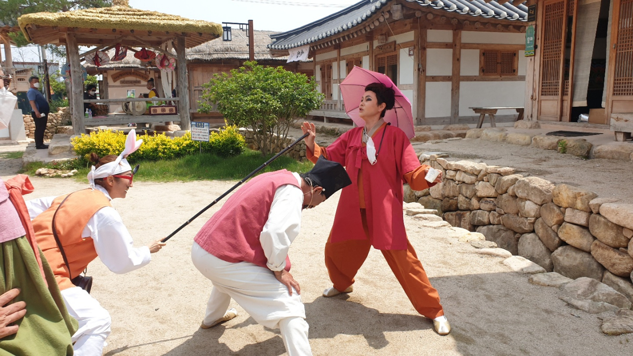 마당극은 시대공감 퓨전형으로 꾸몄다.