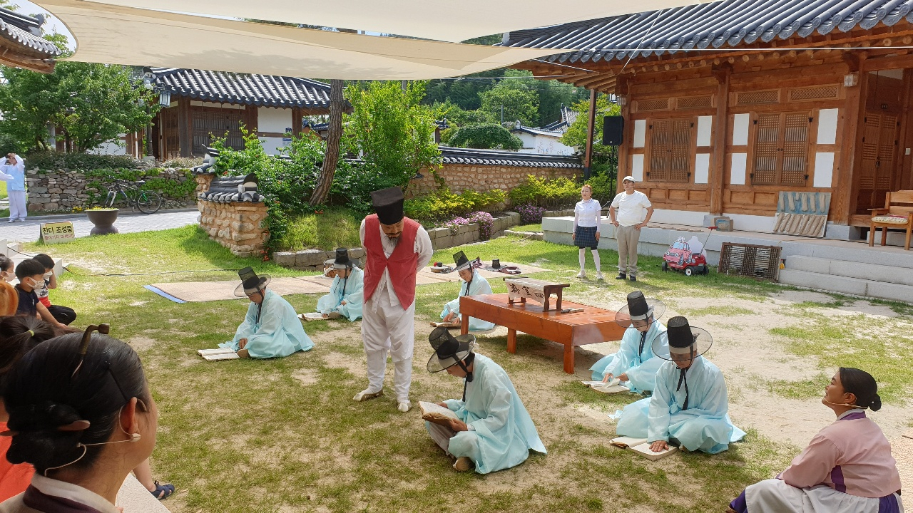 마당극 ‘정해인이 좋소’의 한 장면