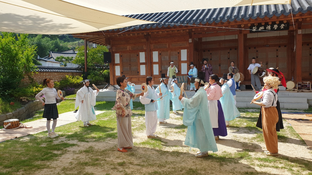 주민들이 나서 마당극을 꾸리면서 시도한 코스프레 놀이도 눈길을 끈다. 마당극 ‘정해인이 좋소’의 한 장면