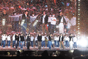 그룹 방탄소년단(BTS)이 지난 24일 열린 온라인 콘서트 ‘BTS 퍼미션 투 댄스 온 스테이지’에서 공연을 펼치고 있다. [연합]