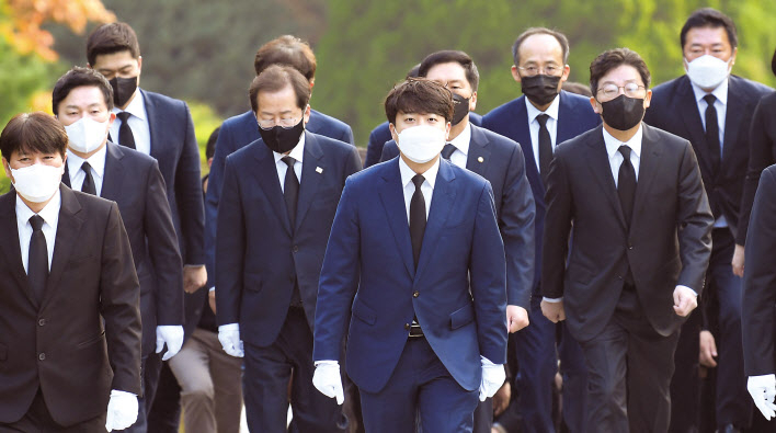 국민의힘 이준석(앞줄 가운데) 대표와 원희룡, 홍준표, 유승민 대선 경선 후보가 26일 오전 서울 동작구 국립서울현충원을 방문, 고(故) 박정희 전 대통령 묘역을 참배하고 있다. [연합]