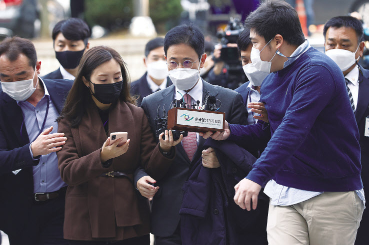 ‘고발 사주’ 의혹의 핵심 인물인 손준성 대구고검 인권보호관이 26일 오전 서울 서초구 서울중앙지법에서 열린 영장실질심사에 출석하기 위해 법정으로 향하고 있다. 손 검사는 대검찰청 수사정보정책관으로 일하던 지난해 4월 전후로 부하 검사 등에게 여권 인사와 언론인 등에 대한 고발장 작성과 근거 자료 수집 등을 지시하고, 고발장을 김웅 당시 미래통합당 총선 후보(현 국민의힘 의원)에게 전달한 혐의(직권남용권리행사방해 등)를 받는다. [연합]