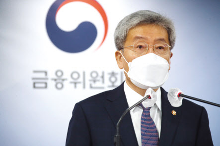 고승범 금융위원장이 26일 정부서울청사 브리핑실에서 가계부채 보완대책 등에 대해 발표를 하고 있다. [연합]