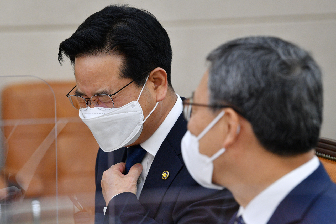 김창룡 경찰청장(왼쪽)과 정근식 진실·화해를위한 과거사정리위원회 위원장이 26일 오전 서울 여의도 국회에서 열린 행정안전위원회의 행정안전부, 경찰청 등에 대한 종합감사에서 대화하고 있다. [연합]