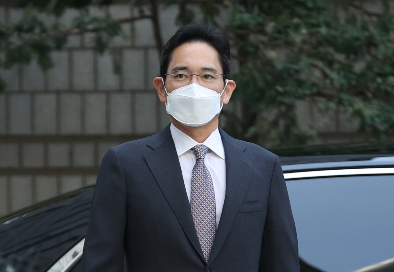 향정신성 의약품인 프로포폴을 불법 투약한 혐의로 기소된 이재용 삼성전자 부회장이 26일 오전 서울 서초구 서울중앙지법에서 열린 1심 선고공판에 출석하기 위해 법정으로 향하고 있다. [연합]