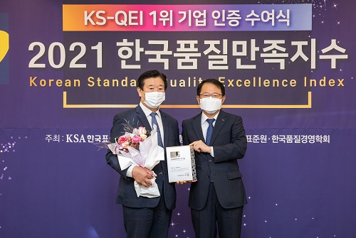 김경수(왼쪽) 에몬스가구 회장이 강명수 한국표준협회 회장으로부터 인증패를 수여받고 있다. [에몬스 제공]