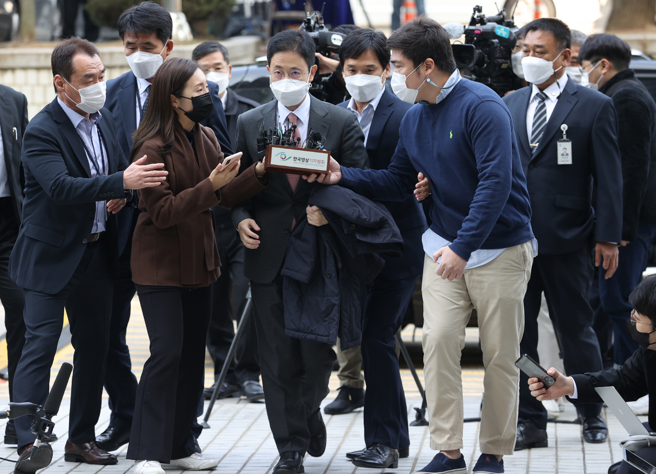 '고발 사주' 의혹의 핵심 인물인 손준성 대구고검 인권보호관이 26일 오전 서울 서초구 서울중앙지법에서 열린 영장실질심사에 출석하기 전 취재진의 질문에 답하고 있다. [연합]