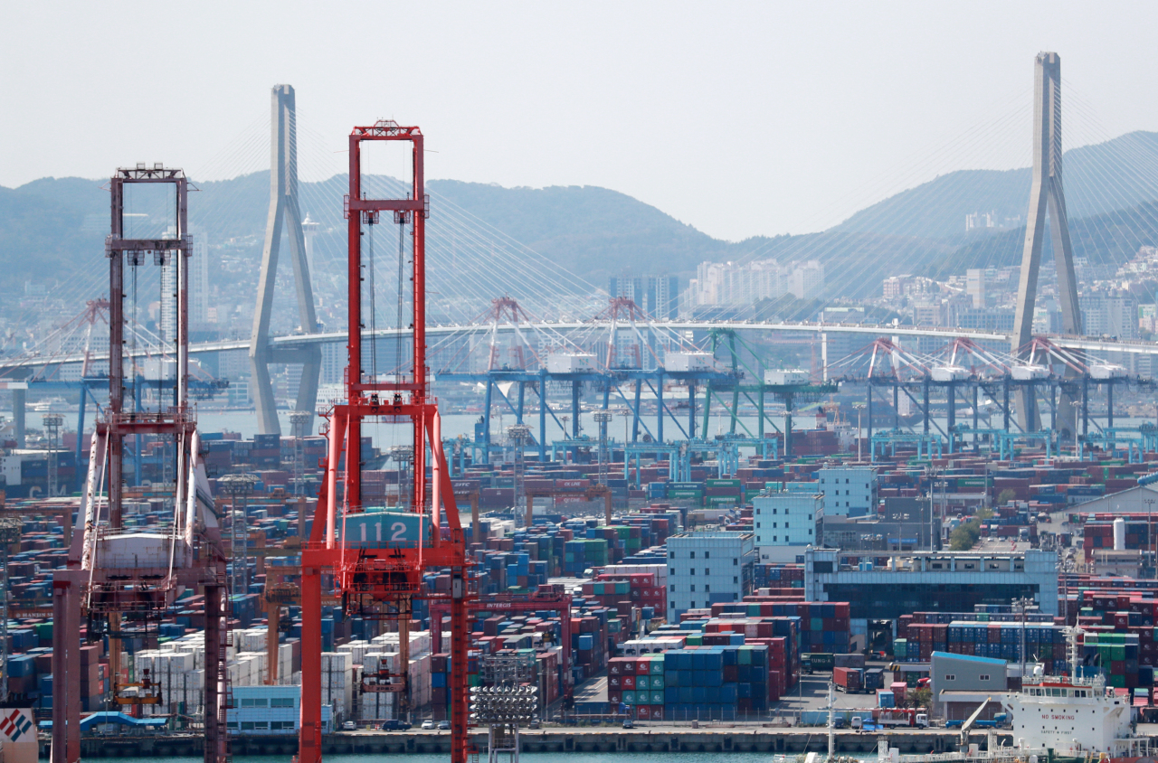 This photo shows a quay at South Korea's leading exports port of Busan full of containers (Yonhap)