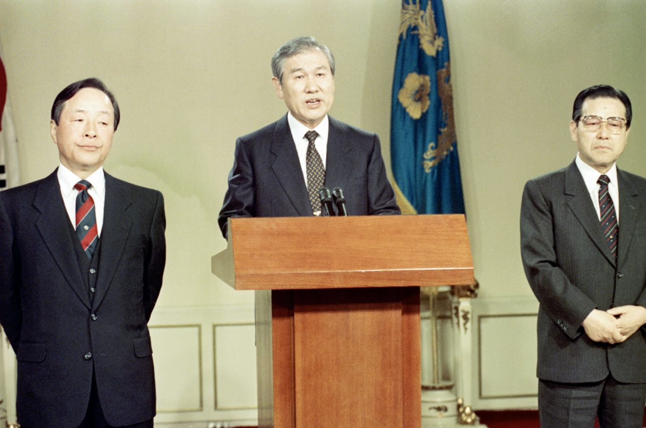 대한민국 제13대 대통령을 지낸 노태우 전 대통령이 26일 숨졌다. 사진은 1990년 1월 22일 노태우 전 대통령이 김영삼 민주당 총재, 김종필 공화당 총재(오른쪽)와 청와대에서 긴급 3자회동후 3당 합당을 발표하는 모습. [연합]