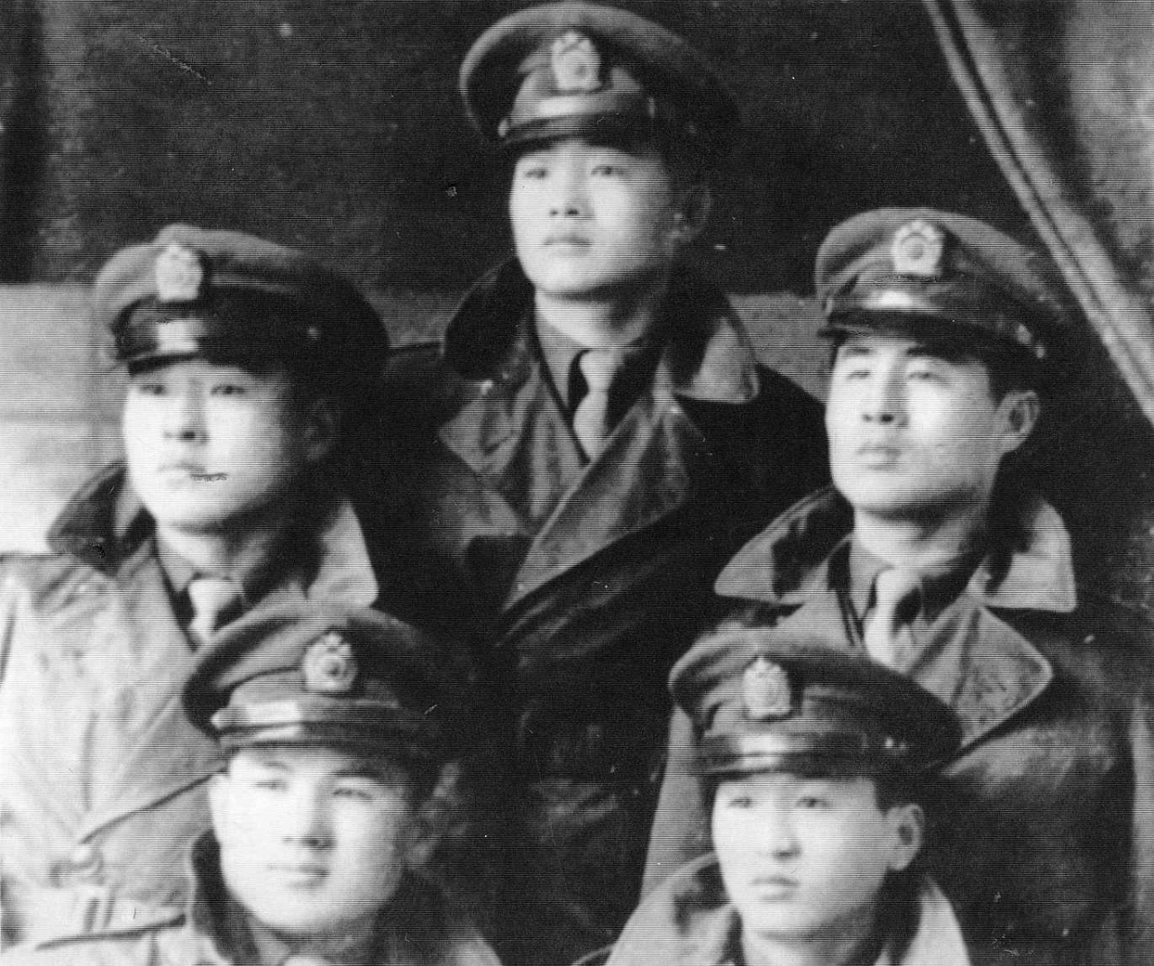 대한민국 제13대 대통령을 지낸 노태우 전 대통령이 26일 숨졌다. 사진은 육군사관학교 재학 당시 오성회 동료들과 기념촬영하는 노태우 전 대통령. 연합뉴스