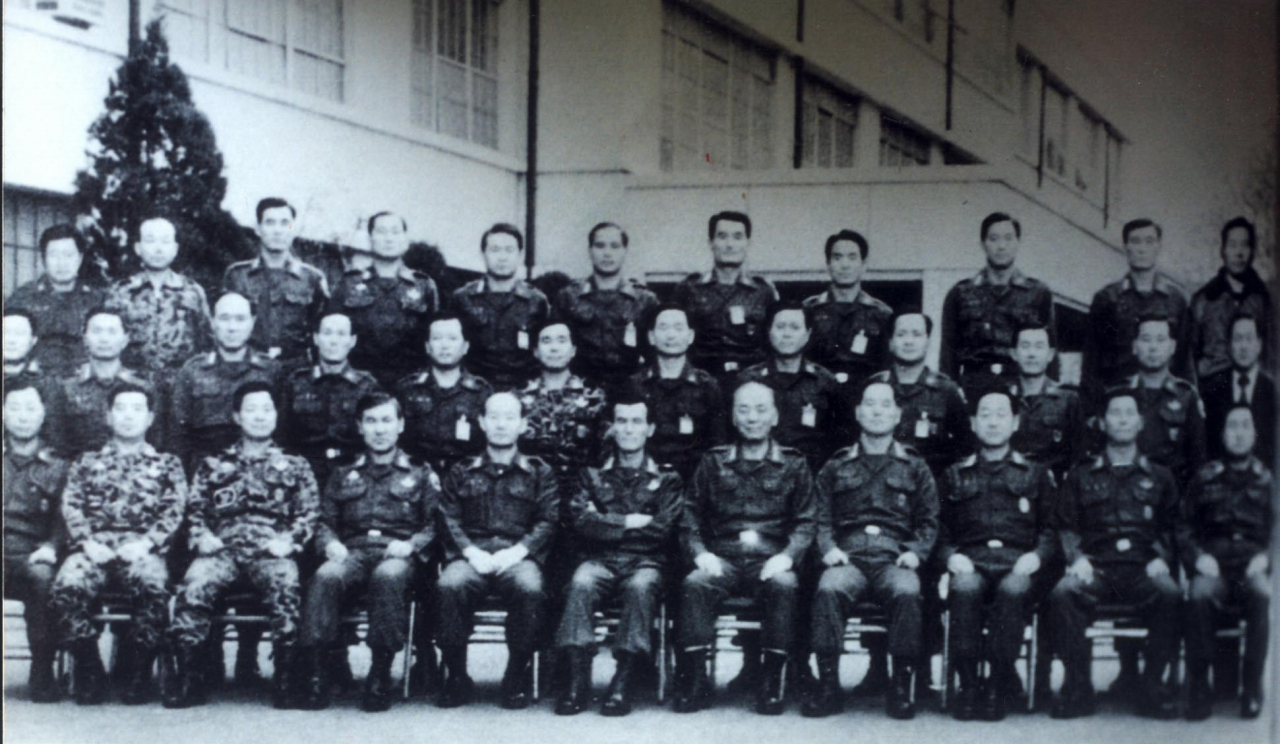 대한민국 제13대 대통령을 지낸 노태우 전 대통령이 26일 숨졌다. 사진은 1979년 12.12 쿠데타 이후 서울 보안사령부에서 기념촬영하는 신군부 세력. 앞줄 왼쪽에서 네번째가 노태우 전 대통령, 앞줄 왼쪽에서 다섯번째가 전두환 전 대통령. 연합뉴스