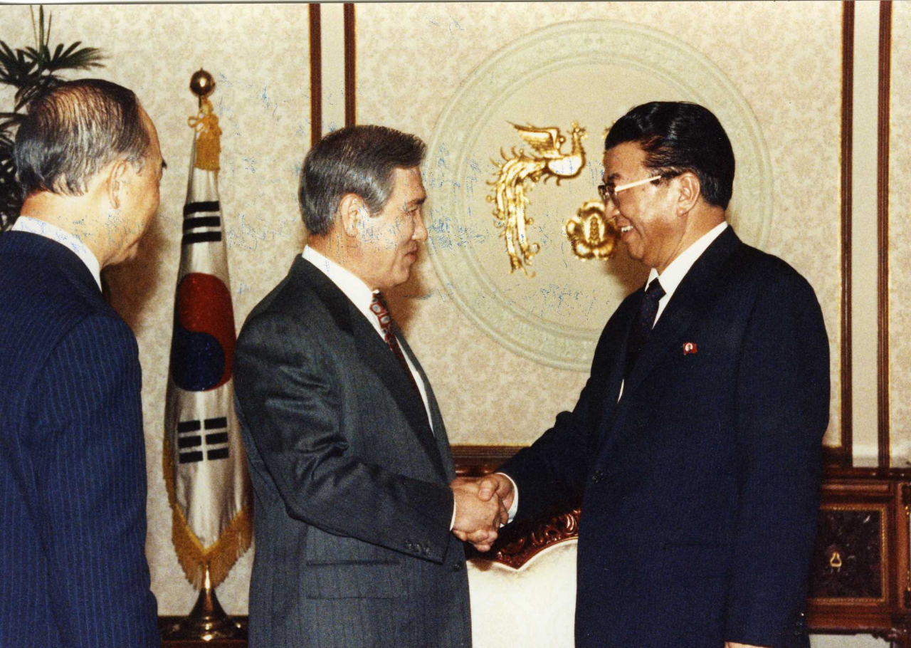 대한민국 제13대 대통령을 지낸 노태우 전 대통령이 26일 숨졌다. 사진은 1990년 5월 제1차 남북총리회담에 참석한 북한 연형묵 총리를 청와대에서 접견하는 노태우 전 대통령. 연합뉴스
