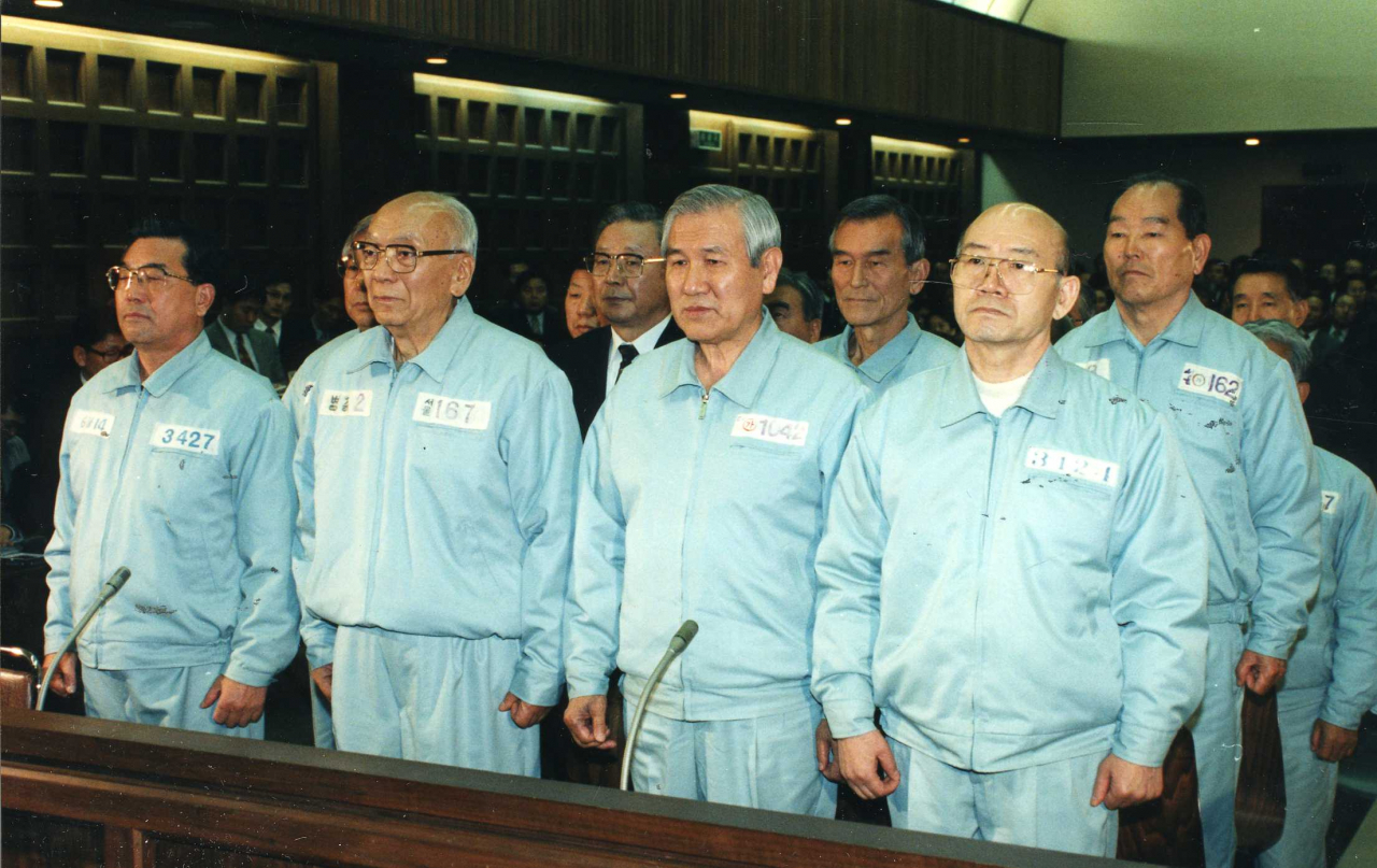 대한민국 제13대 대통령을 지낸 노태우 전 대통령이 26일 숨졌다. 사진은 1996년 12.12 및 5.18사건 항소심 선고공판에 출석한 노태우·전두환 전 대통령의 모습. 연합뉴스