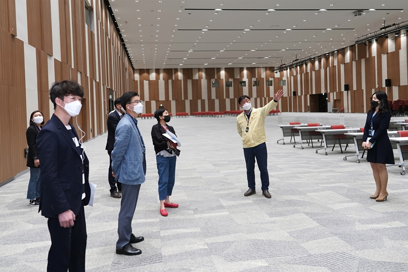 고남석 인천 연수구청장이 26일자 ICLC 개최를 하루 앞두고 행사장을 방문, 점검하고 있다.