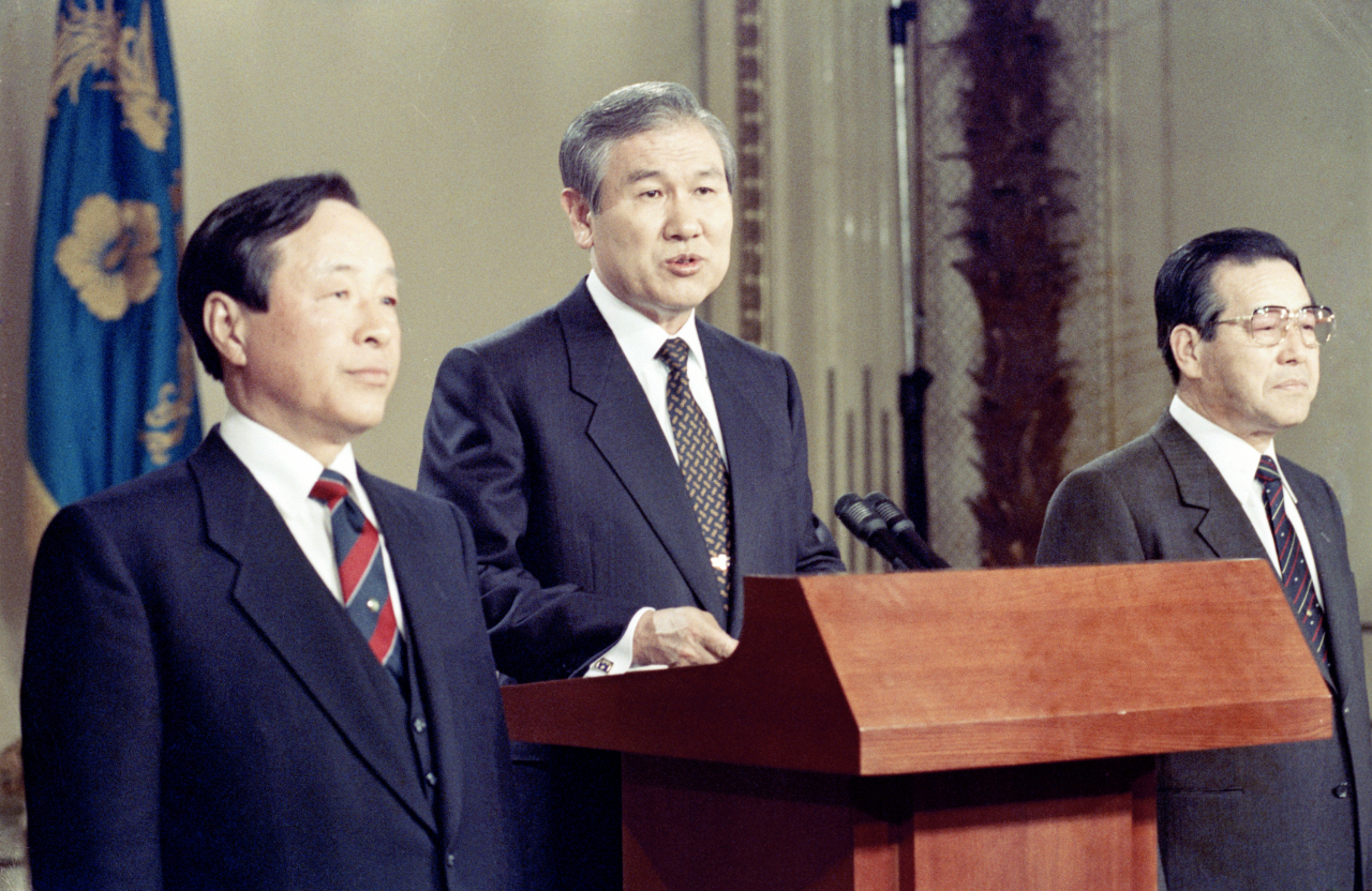 대한민국 제13대 대통령을 지낸 노태우 전 대통령이 26일 숨졌다. 사진은 1990년 1월 22일 노태우 전 대통령이 김영삼 민주당 총재, 김종필 공화당 총재(오른쪽)와 청와대에서 긴급 3자회동을 갖고 3당 합당을 발표하는 모습. [연합]