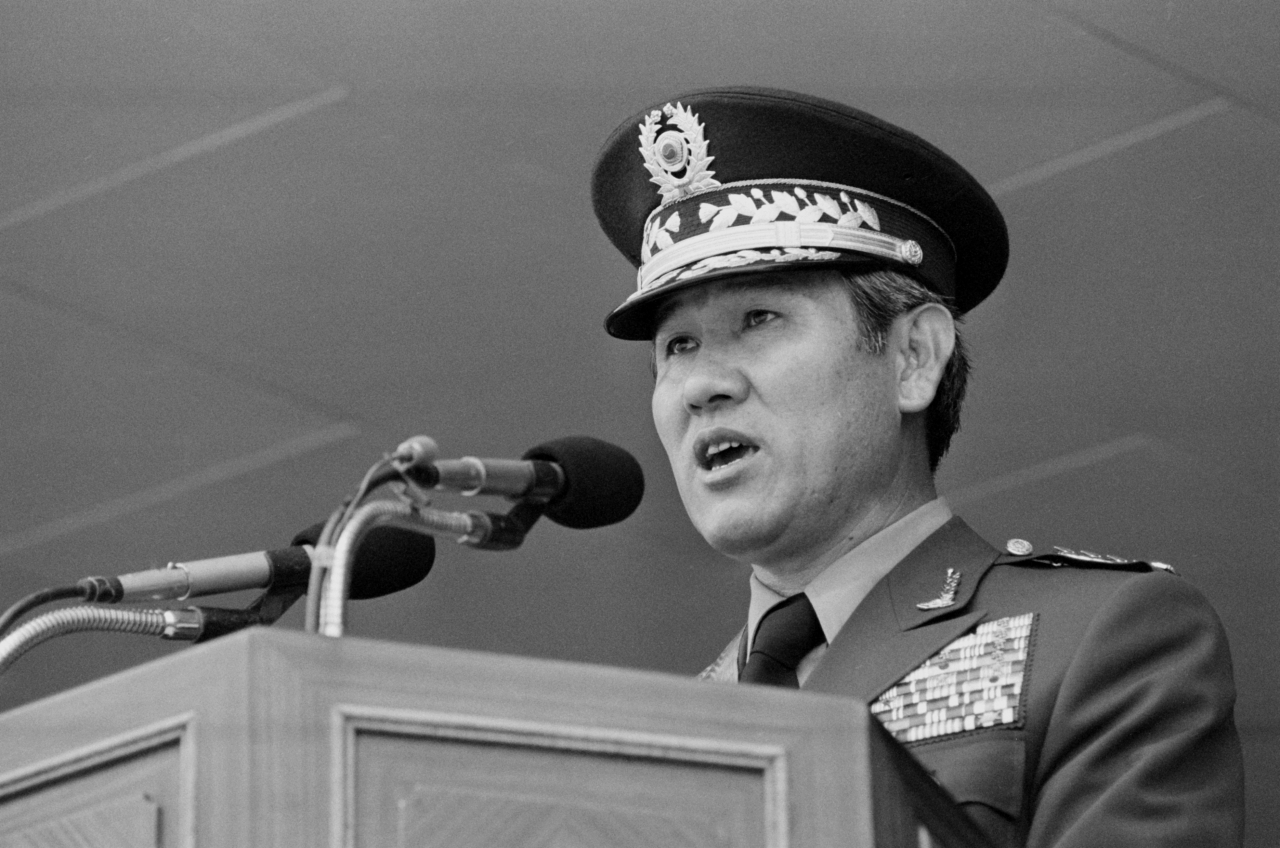 제13대 대통령을 지낸 노태우 전 대통령이 26일 숨졌다. 사진은 1981년 국군보안사령관 노태우 대장 전역식 모습. [연합]