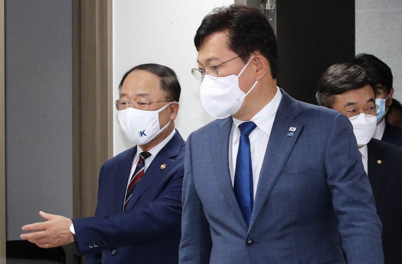 더불어민주당 송영길 대표(가운데)와 홍남기 경제부총리 겸 기획재정부 장관(왼쪽)이 26일 오전 서울 여의도 국회 의원회관에서 열린 '물가대책 관련 당정협의'에 참석하고 있다. [연합]