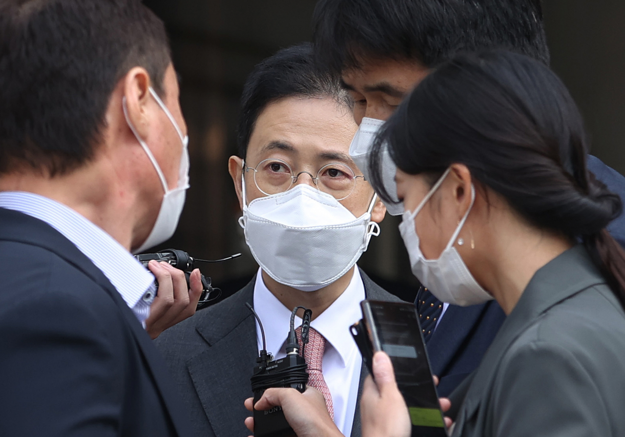 '고발 사주' 의혹의 핵심 인물인 손준성 대구고검 인권보호관이 지난 26일 오후 서울 서초구 서울중앙지법에서 열린 영장실질심사를 마친 뒤 법원을 나서고 있다. 손 검사는 대검찰청 수사정보정책관으로 일하던 지난해 4월 전후로 부하 검사 등에게 여권 인사와 언론인 등에 대한 고발장 작성과 근거 자료 수집 등을 지시하고, 고발장을 김웅 당시 미래통합당 총선 후보(현 국민의힘 의원)에게 전달한 혐의(직권남용권리행사방해 등)를 받는다. [연합]