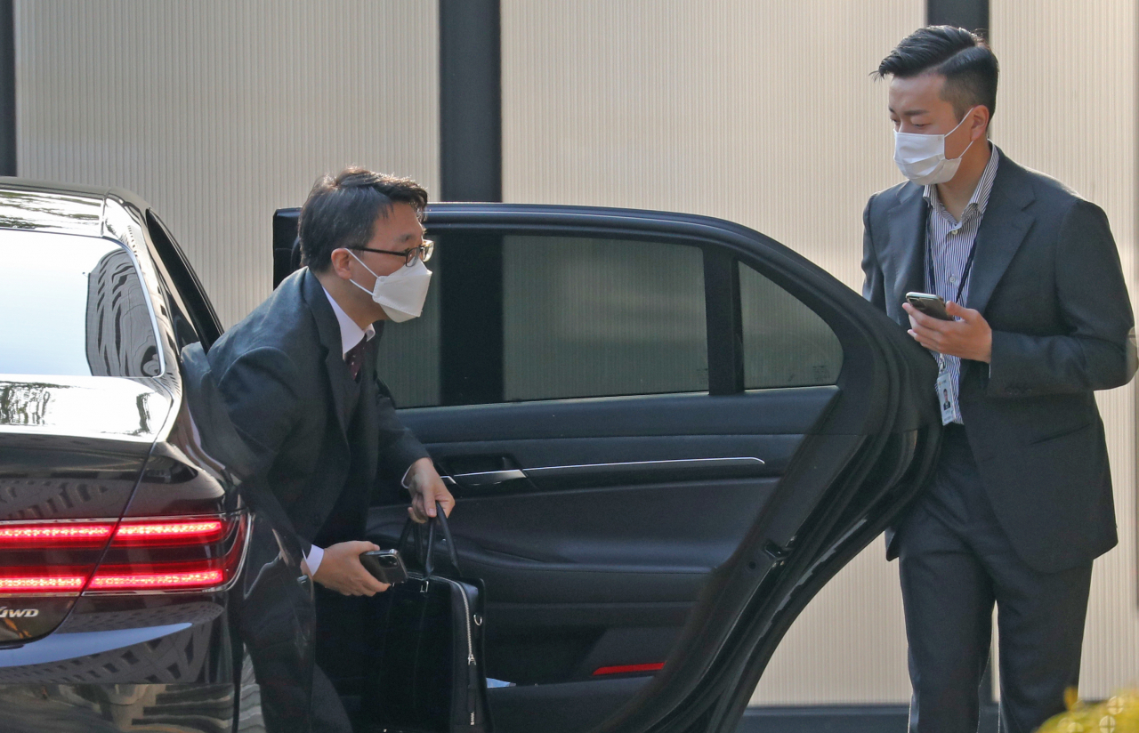 김진욱 고위공직자범죄수사처장이 26일 오전 정부과천청사 고위공직자범죄수사처에 출근하며 차에서 내리고 있다. [연합]