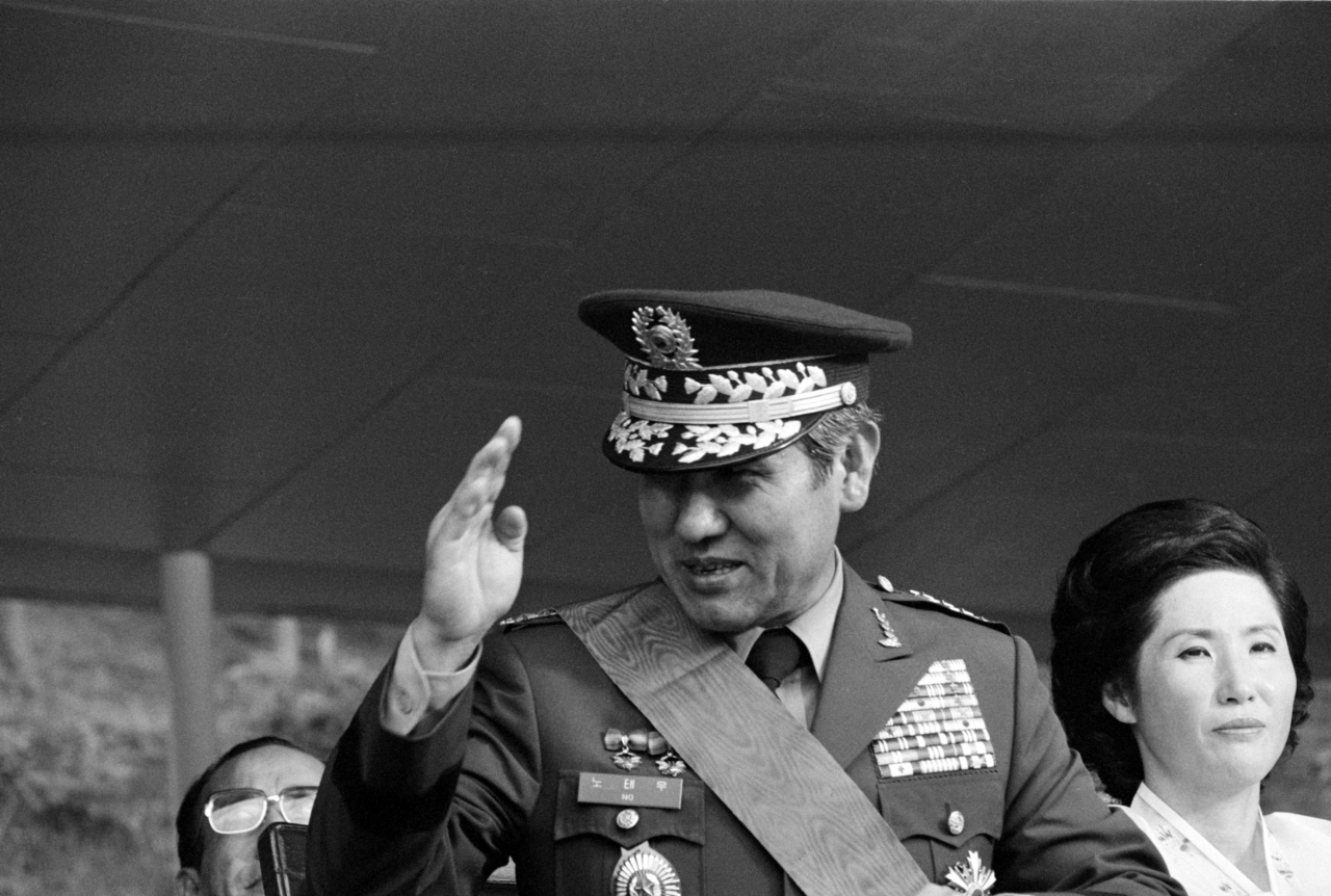 대한민국 제13대 대통령을 지낸 노태우 전 대통령이 26일 숨졌다. 사진은 1981년 국군보안사령관 노태우 대장 전역식. [연합]