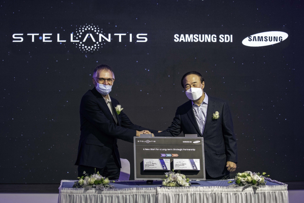 전영현 삼성SDI 사장(오른쪽)과 카를로스 타바레스 스텔란티스 최고경영자(CEO)가 지난 26일 삼성SDI 헝가리 법인에서 열린 합작법인 업무협약(MOU) 기념식에서 사진 촬영을 하고 있다.[삼성SDI 제공]