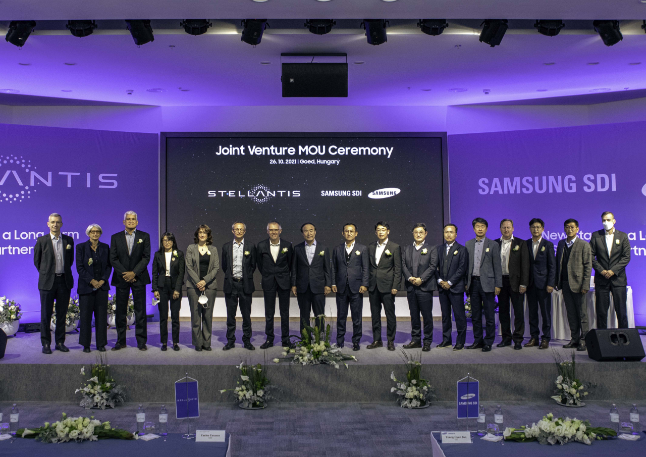 전영현 삼성SDI 사장(왼쪽 8번째), 카를로스 타바레스 스텔란티스 CEO(왼쪽 7번째) 등 삼성SDI 헝가리 법인을 방문한 양사 경영진들이 기념 촬영을 하고 있다.[삼성SDI 제공]