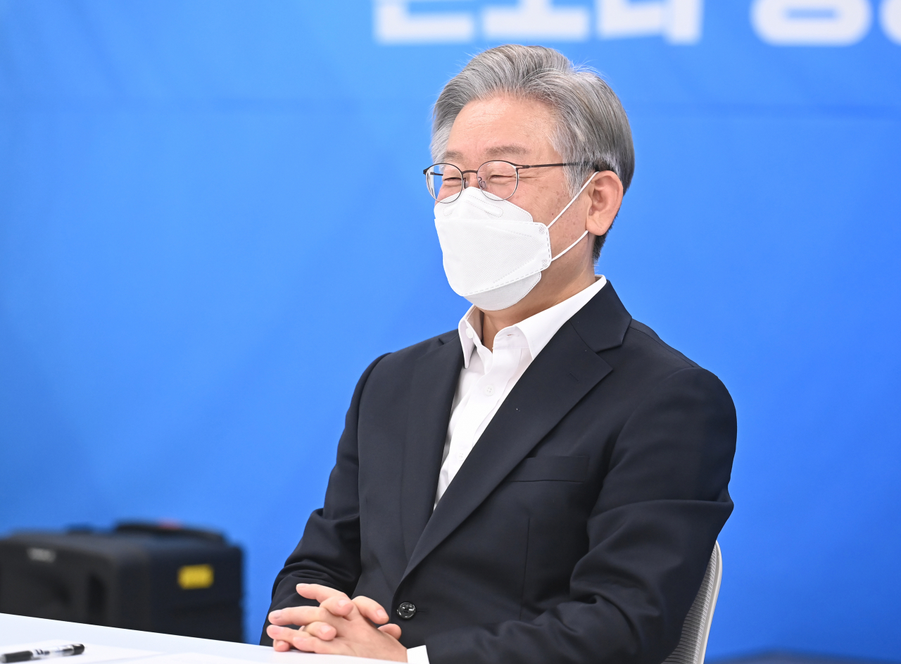 이재명 더불어민주당 대선 후보가 지난 26일 오후 경기도 성남시의료원을 방문해 관계자들과 간담회를 하며 환하게 웃고 있다. [연합]
