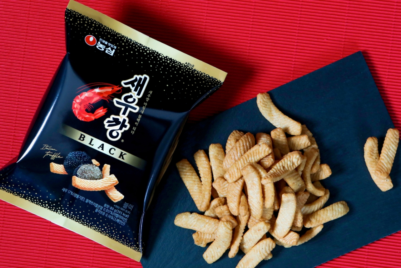 농심 새우깡 프리미엄 버전 '새우깡 블랙' [농심 제공]