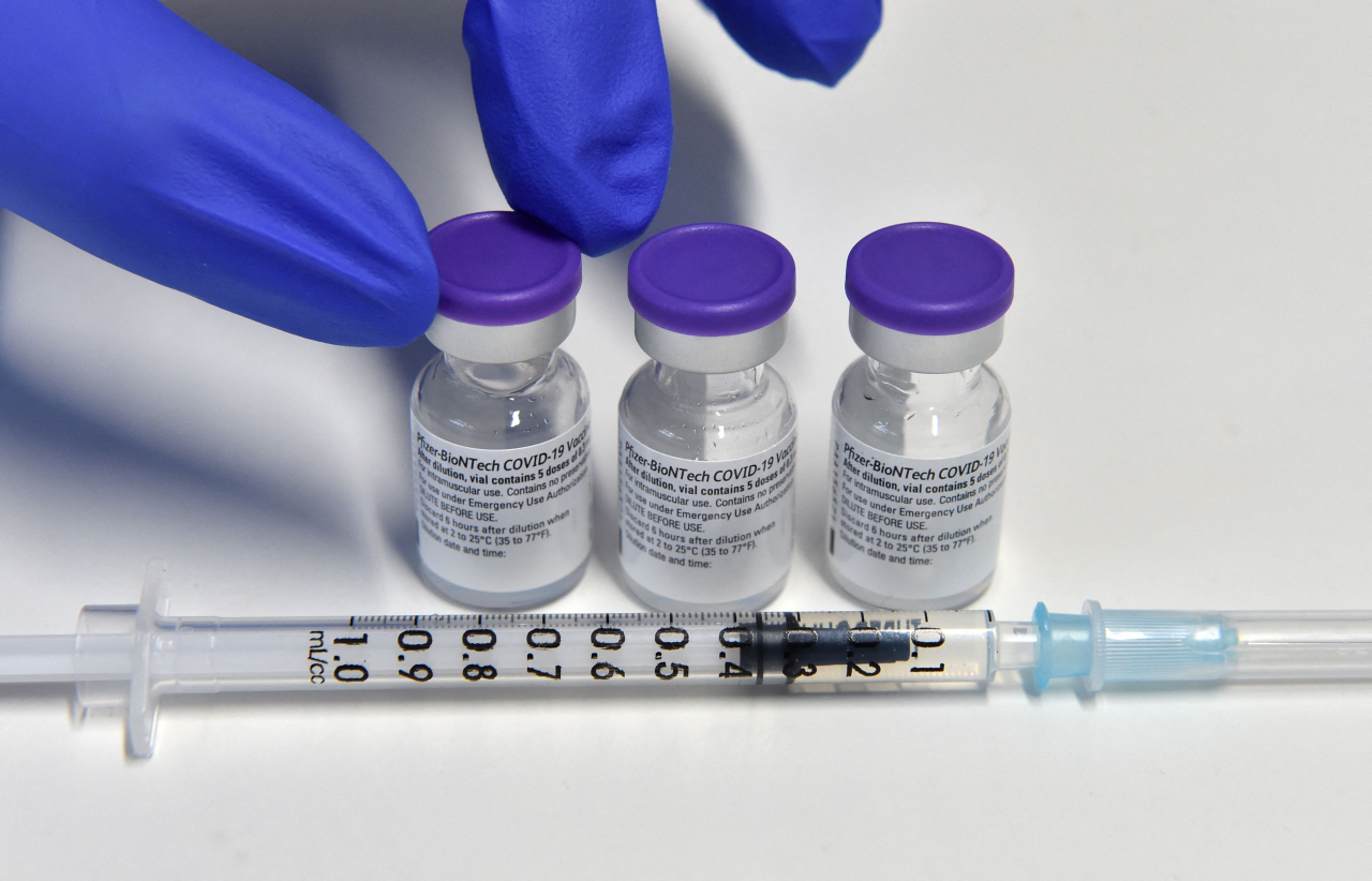 신종 코로나바이러스 감염증(코로나19) 화이자 백신. 미국 식품의약국(FDA)는 26일(현지시간) 5~11세 어린이를 대상으로 한 백신 접종을 만장일치로 승인했다. FDA는 어린이에게 성인 투약 용량의 3분의 1을 접종해야 한다고 밝혔다. [AFP]