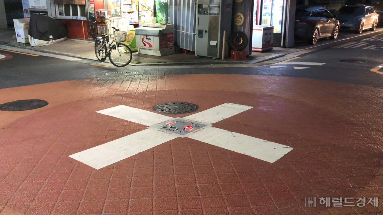밤 중 차량이 접근해 교차로 알리미가 켜진 모습. [광진구 제공]